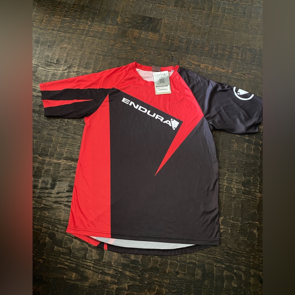 Endura Women’s Cycling shirt NWT